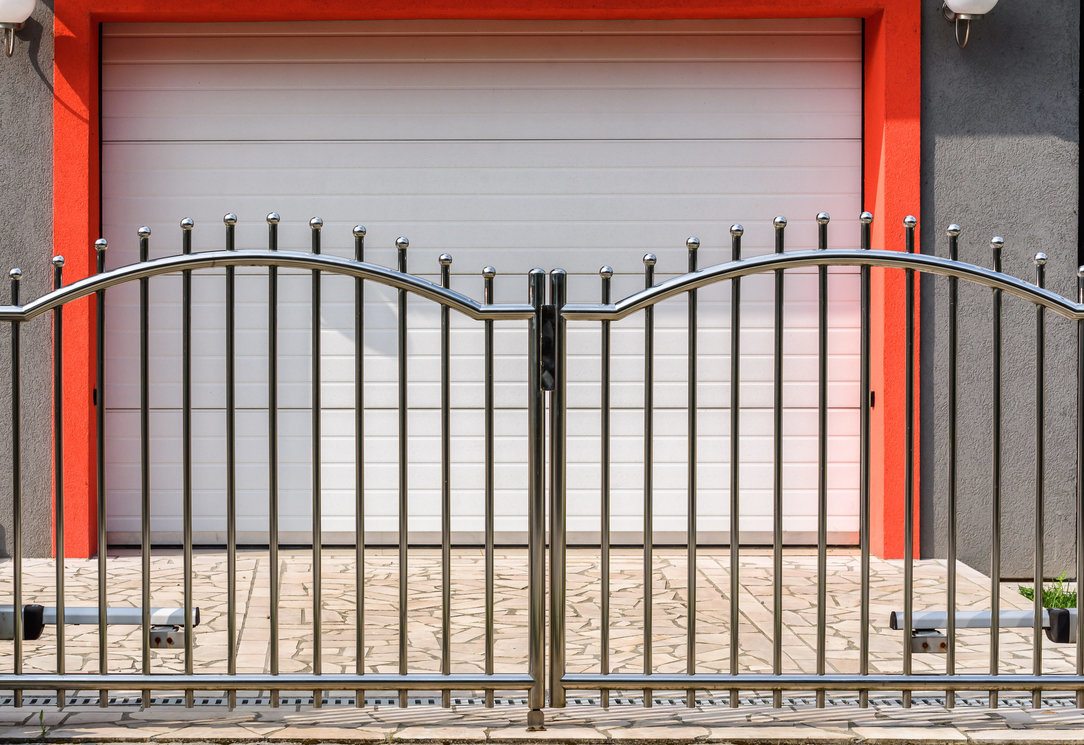 Stainless steel fence close to a garage door Stainless steel fence close to a garage door (desktop)