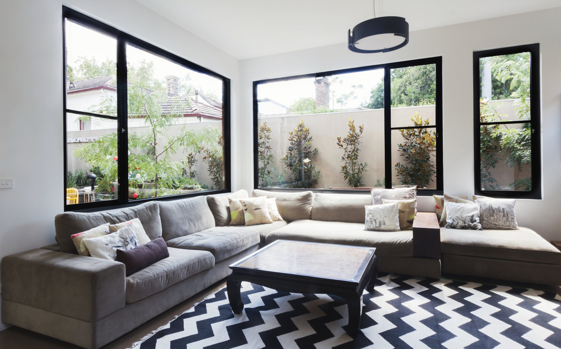 Salón moderno con ventanas negras de aluminio