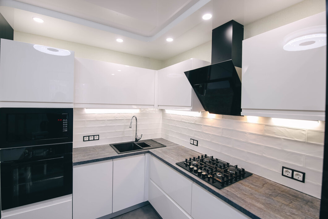 Campana extractora de pared de cristal negro inclinad